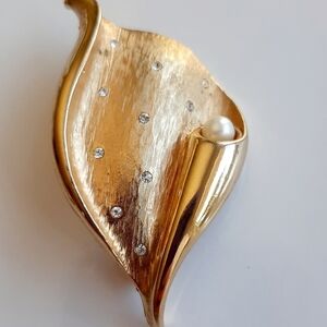 GOLDTONE CRYSTAL AND PEARL BROOCH PIN